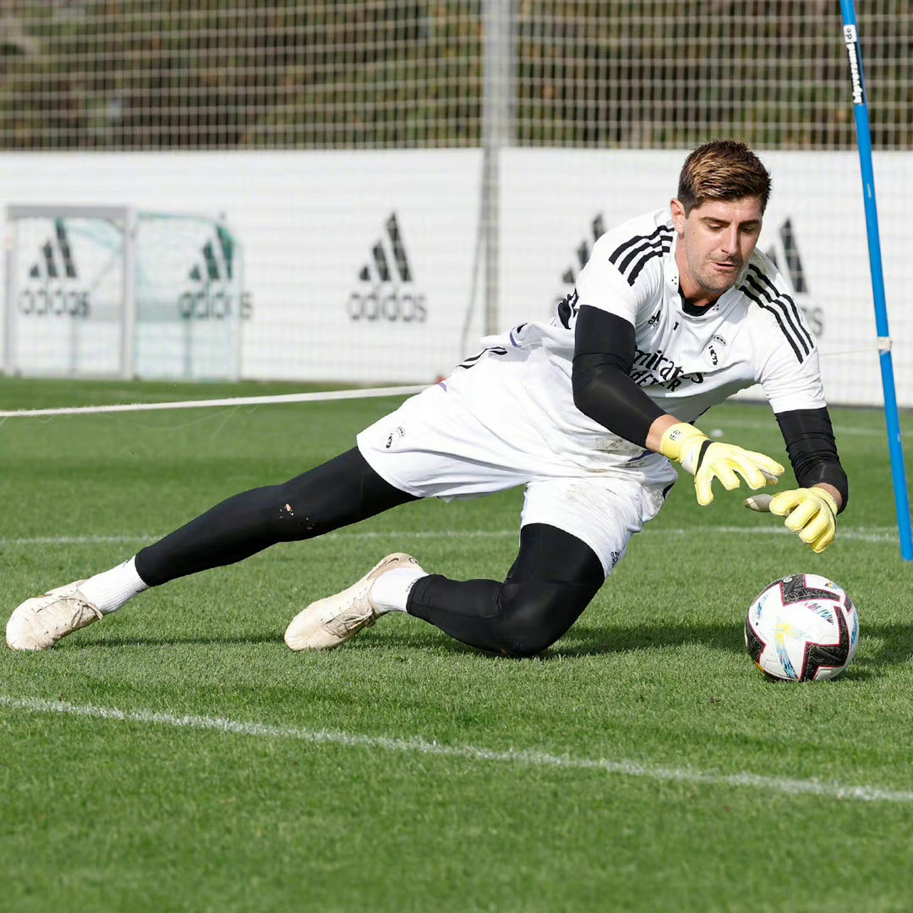 皇马门将库尔图瓦因伤休战两周，球队迎战塞维利亚(库尔图瓦在马竞)